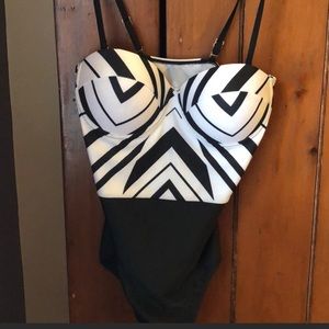 💞 NWT Black & White One Piece Swimsuit